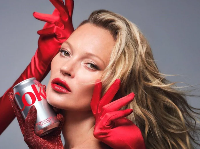 Женщина с банкой Diet Coke — иллюстрация из статьи Daily Mail